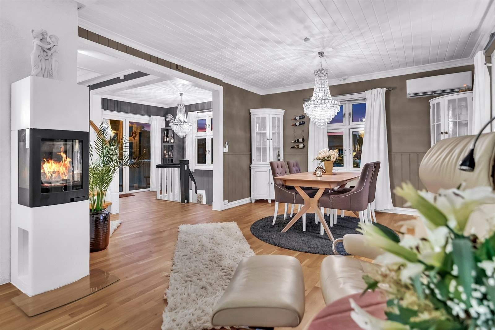 Boligen er opprinnelig fra 1928, løpende oppussing/oppgradering er utført samtidig som man har beholdt den opprinnelige sjarmen. Galleribilde