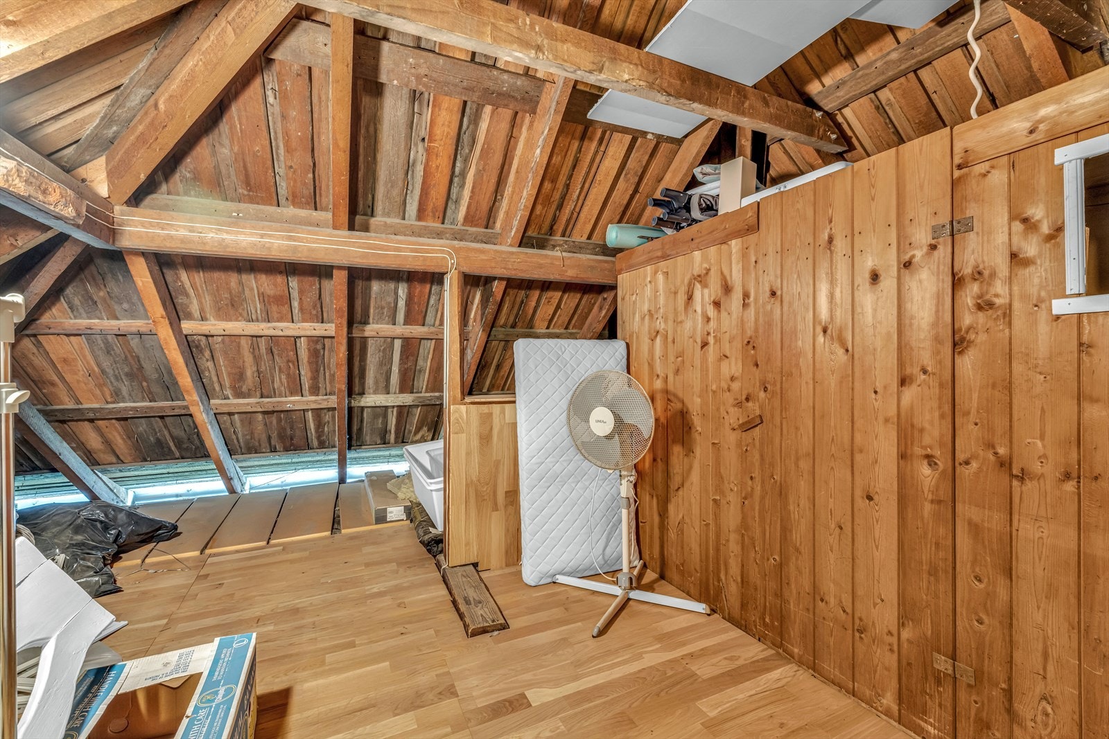 Romslig råloft med tak høyde 1,97m-2,02m Galleribilde