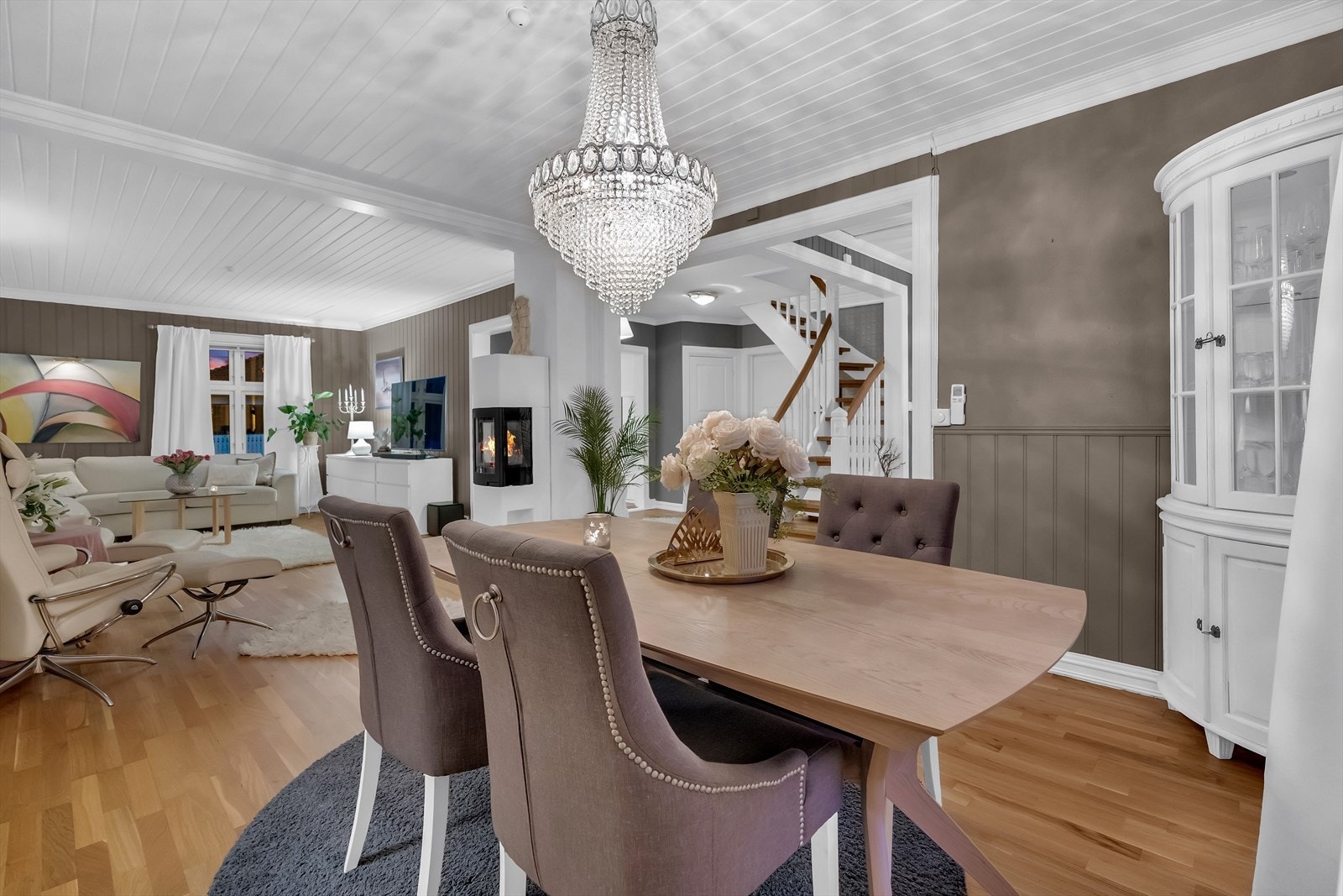 Plass til middagsgjester rundt spisebord. Galleribilde