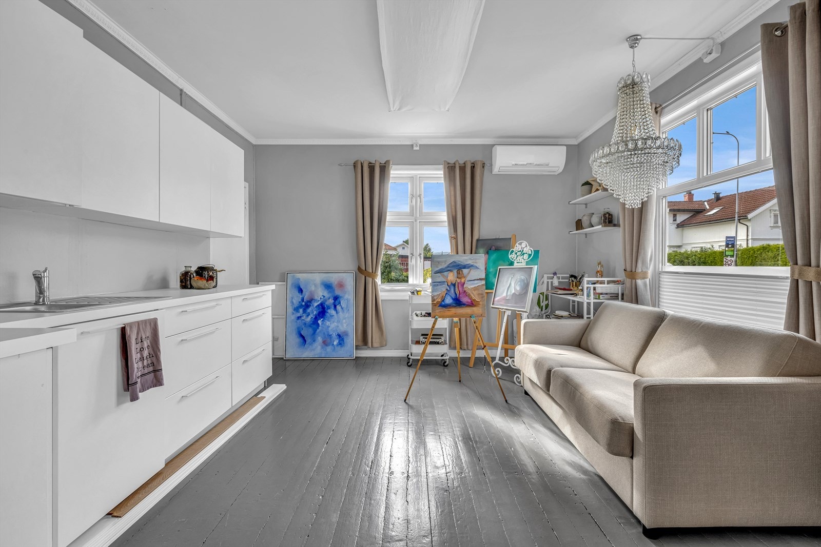 Næringsdelen har kjøkken, wc og tilgang til vaskerom i kjeller. Galleribilde