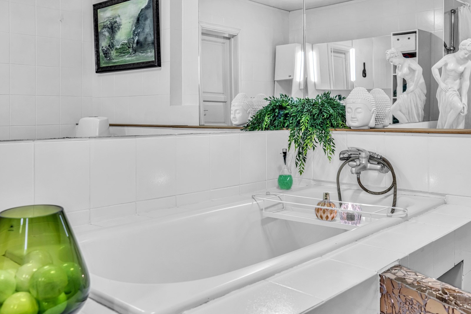 Nyt alenetiden i badekaret etter en lang arbeidsdag. Galleribilde