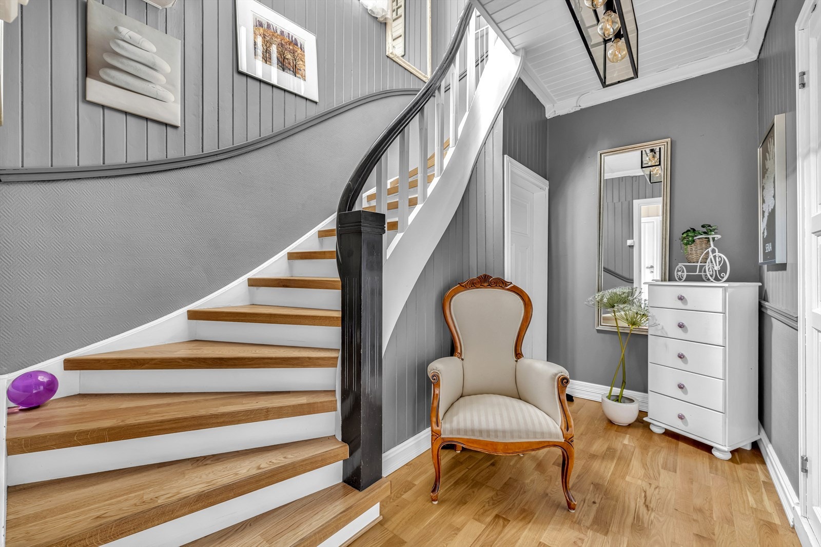 Romslig trappegang. Galleribilde