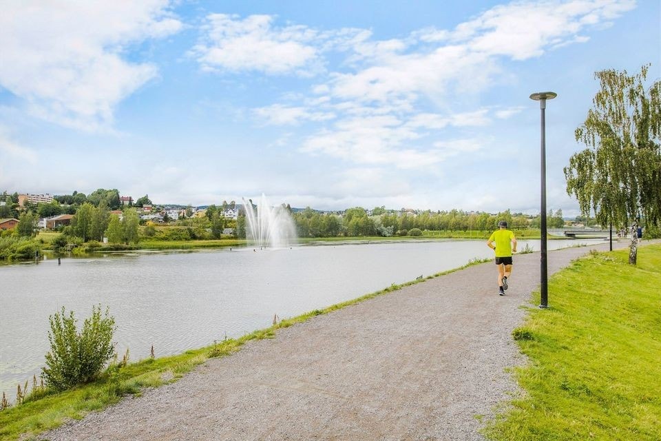 Det er turstier langs Nitelva, friluftsbad på Nebbursvollen og friområder med utegym. Galleribilde