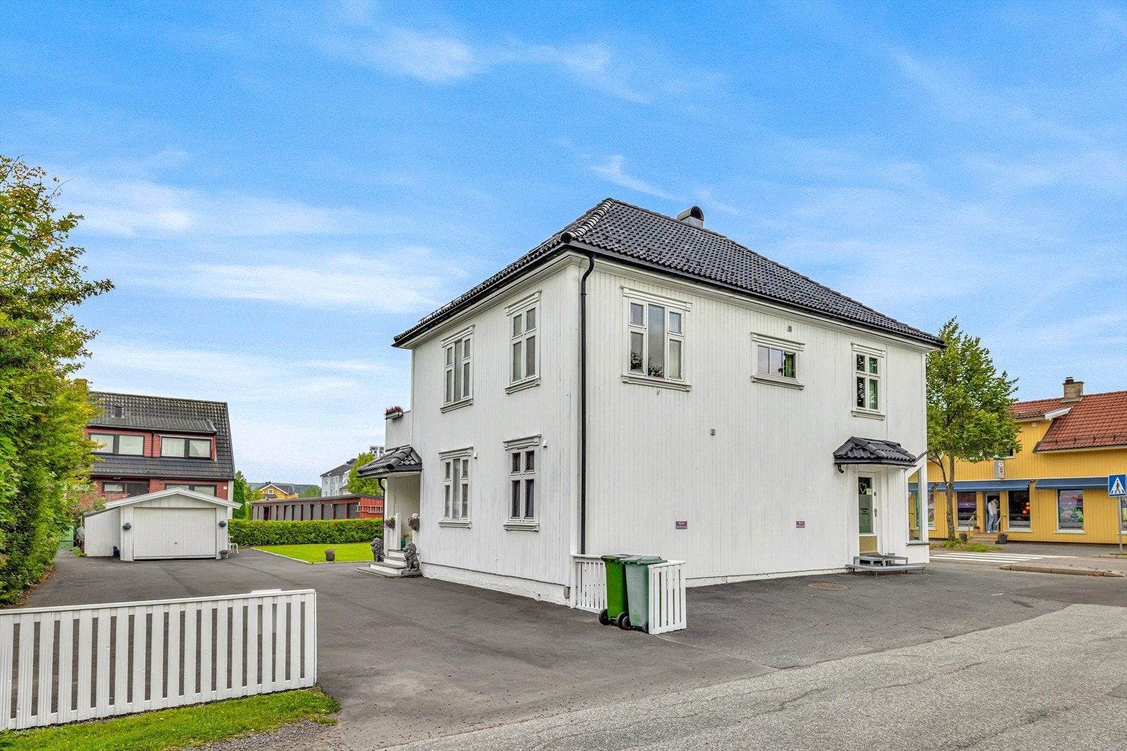 Rikelig med p-plasser til både bolig og næringsdel. Galleribilde