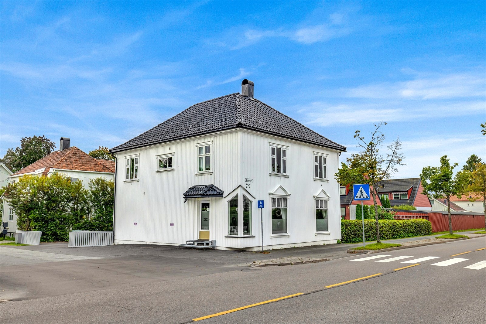 Næringsdel vendt mot gaten og egen inngang. Galleribilde