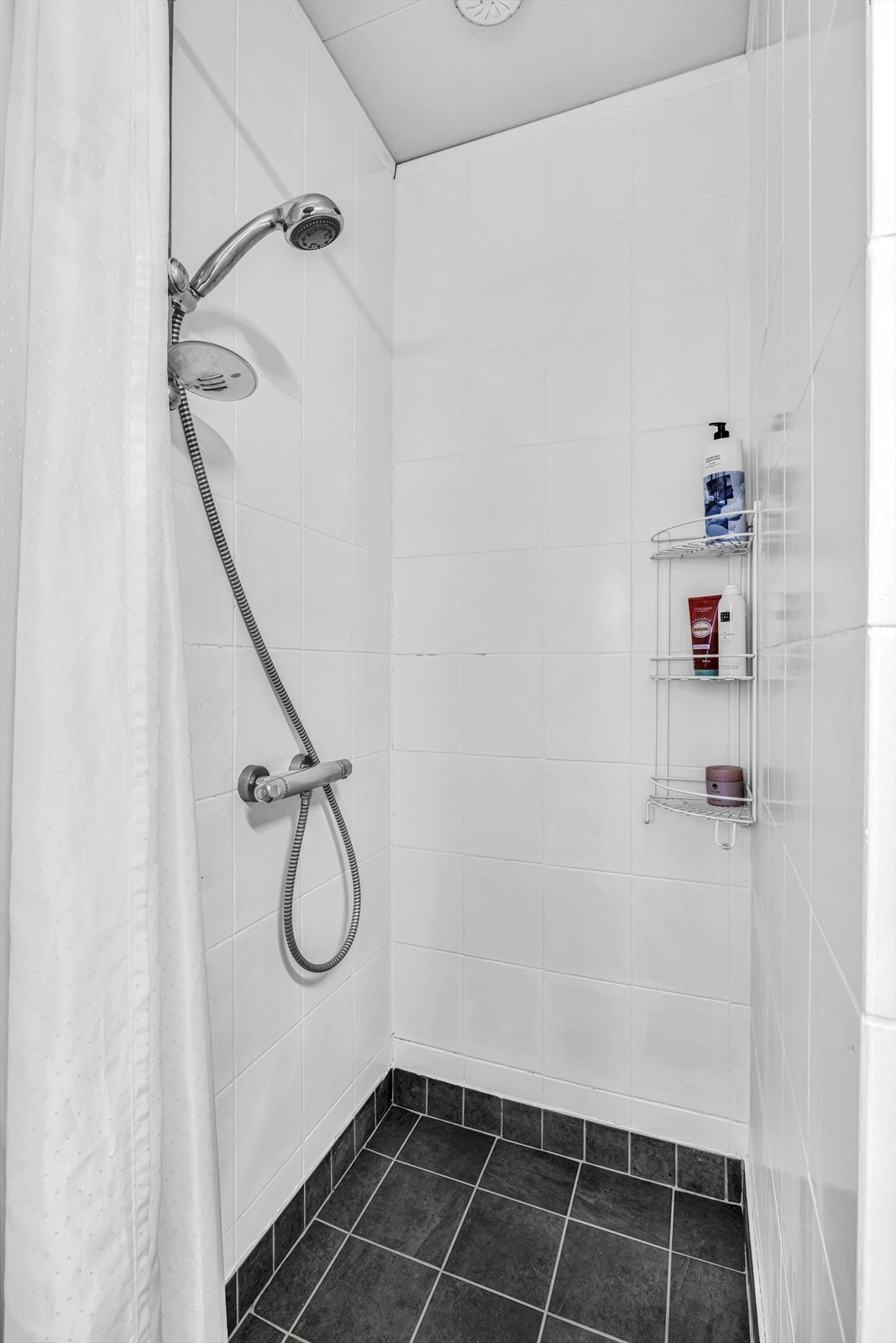 Dusjhjørne med med forheng. Galleribilde