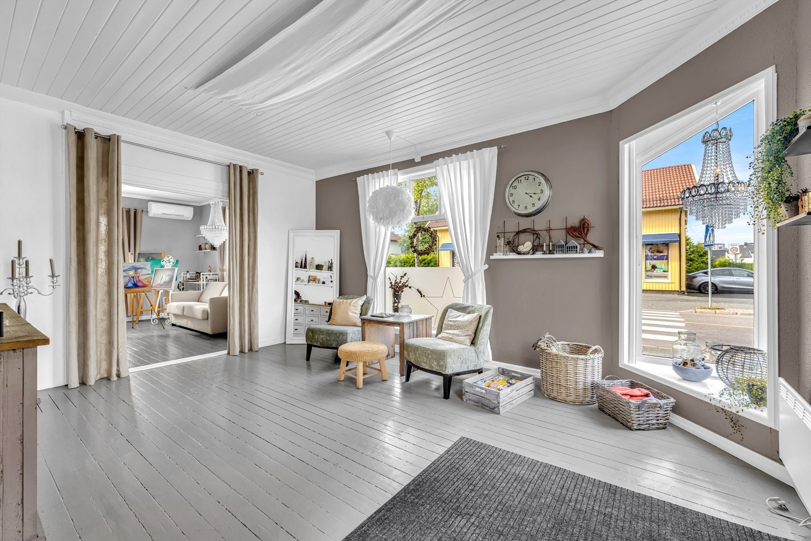 Store vindusflater som gir god eksponering mot Sørumsgata. Galleribilde