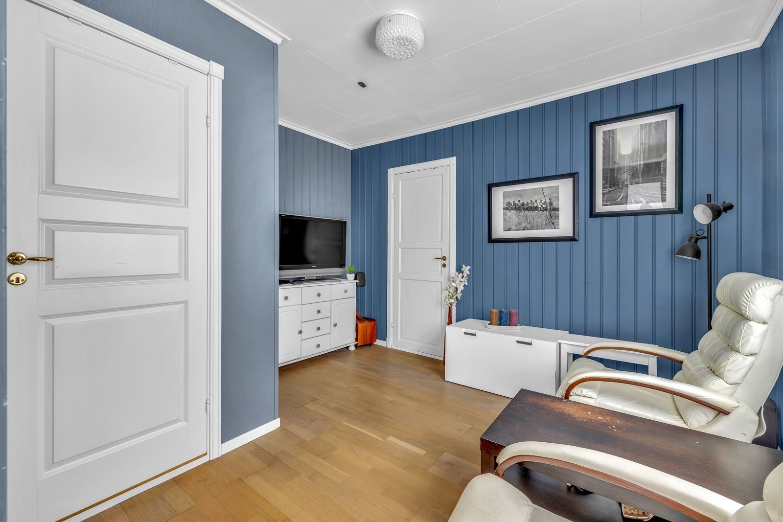 Plass til tv bord, sitteplass mv. Inngang til bad og soverom. Galleribilde