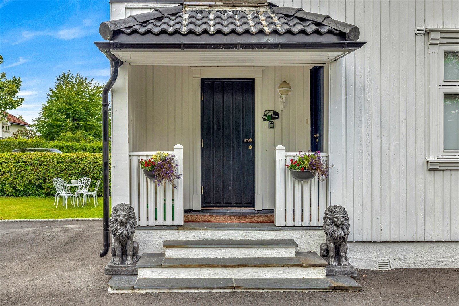 Inngangsparti til hoveddel og leilighet. Galleribilde