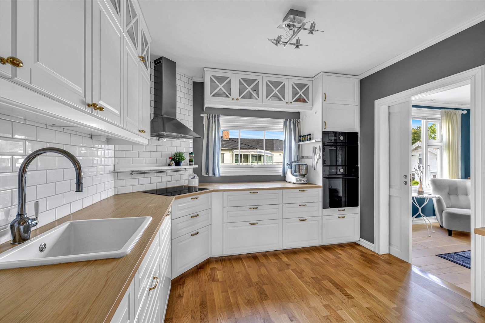 Integrerte hvitevarer og direkte adkomst til ekstra allrom/spisestue. Galleribilde