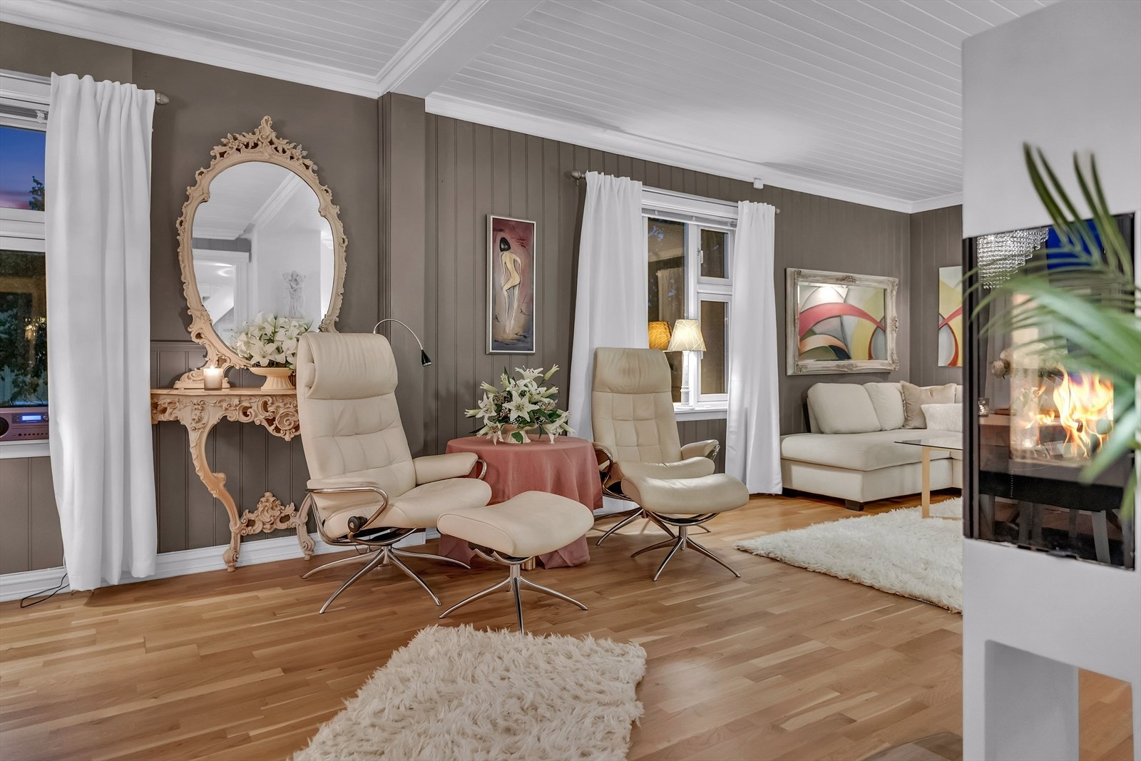 Koselig stue med luftig atmosfære og direkte tilknytning mot spisestue. Galleribilde