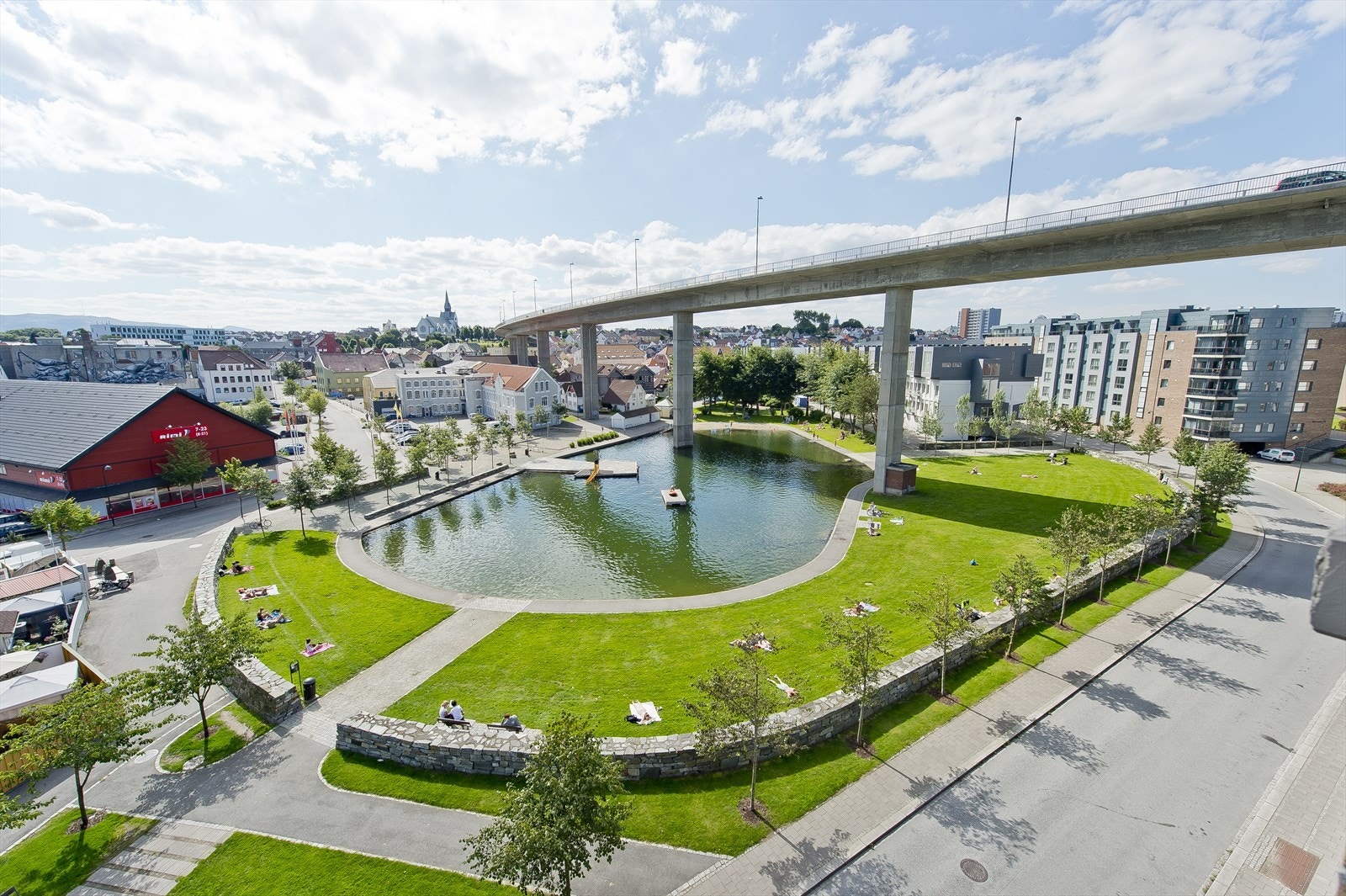 Badedammen byr på et yrende folkeliv sommerstid. Galleribilde