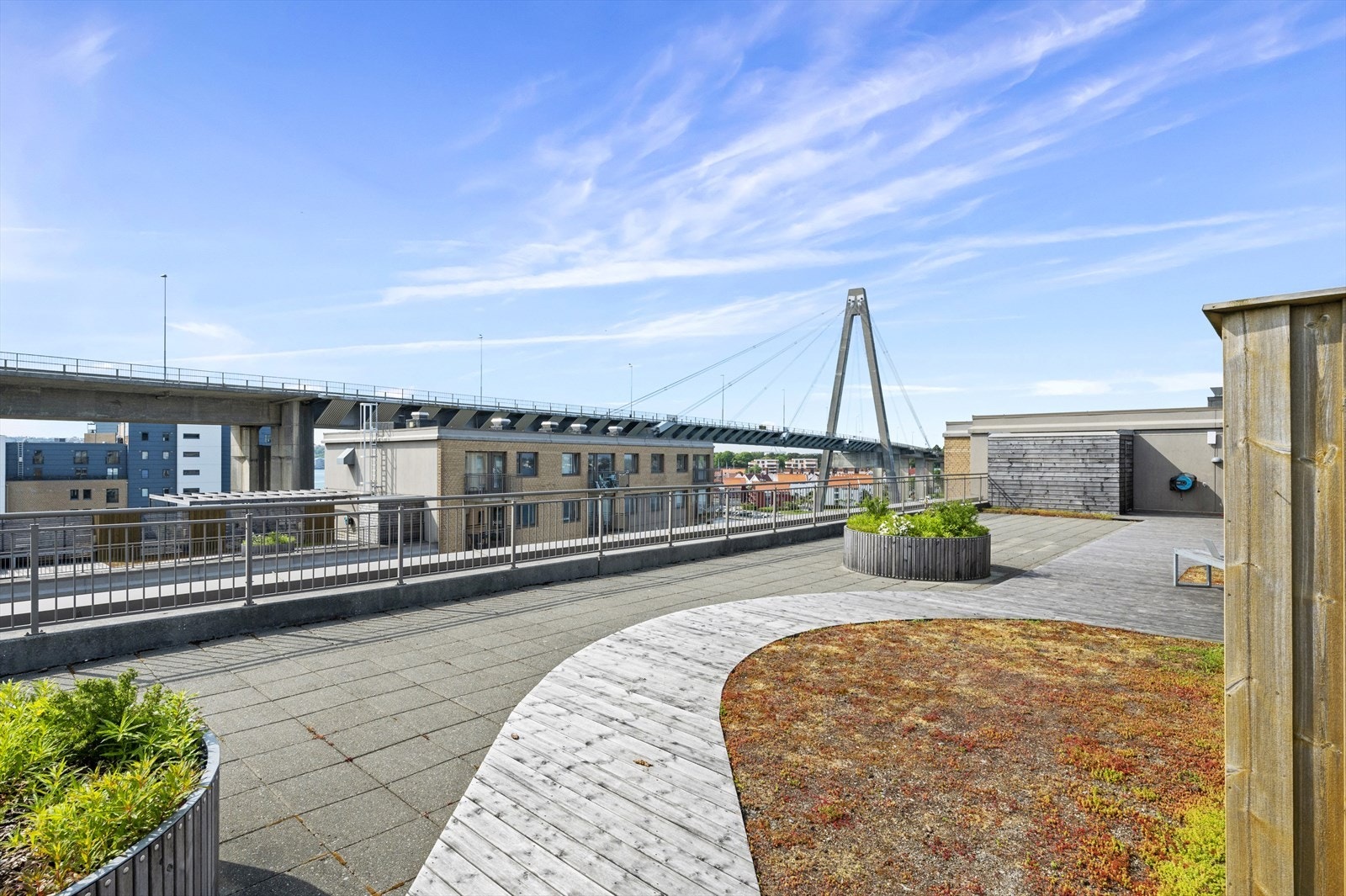 Stor, pent opparbeidet felles takterrasse. Galleribilde