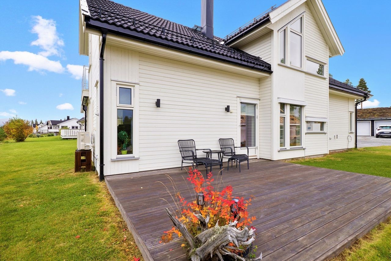 Boligen har flere terrasser hvor fine sommerdager kan nytes. Galleribilde