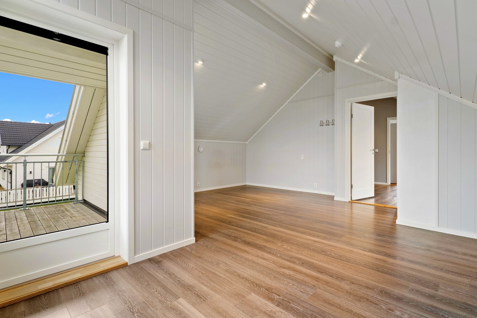 Stort soverom i 2. etasje med egen balkong. Galleribilde