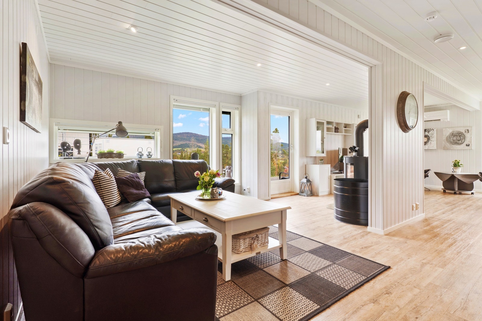 God plass til sofagruppe foran ovnen. Galleribilde