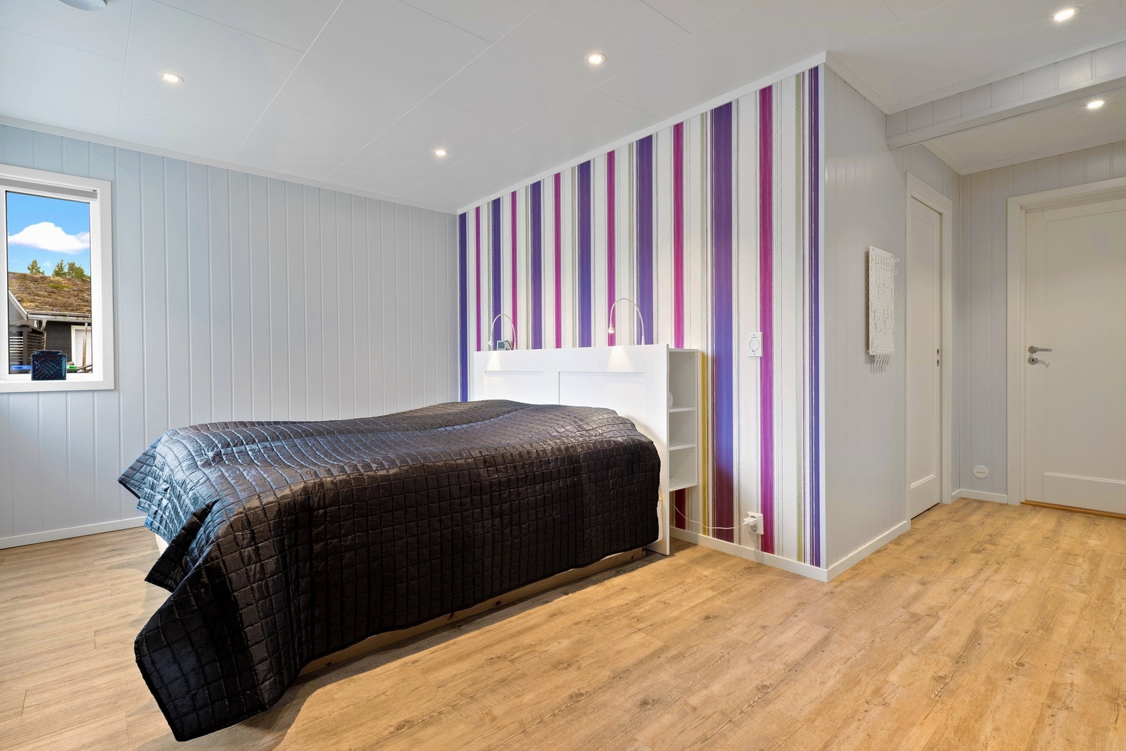 Soverom i 1. etasje med eget walk-in closet. Galleribilde