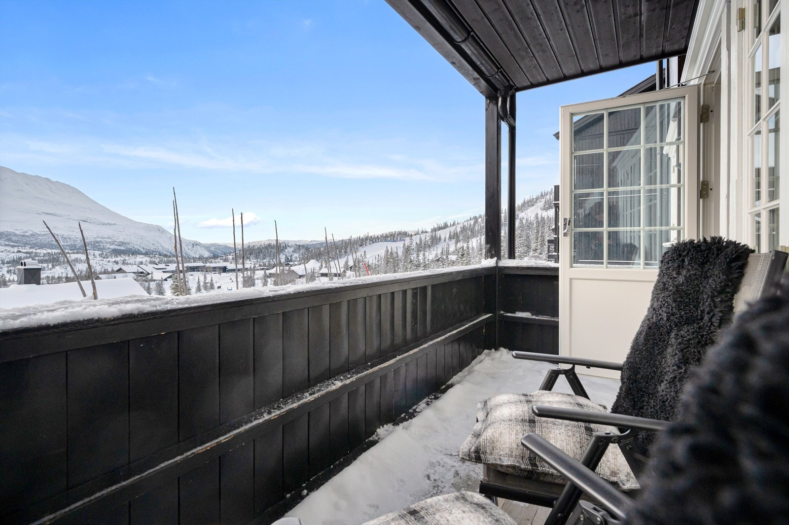 Terrasse er av god størrelse med plass til diverse utemøbler. Uteplassen har en fantastisk utsikt mot Gaustatoppen! Galleribilde