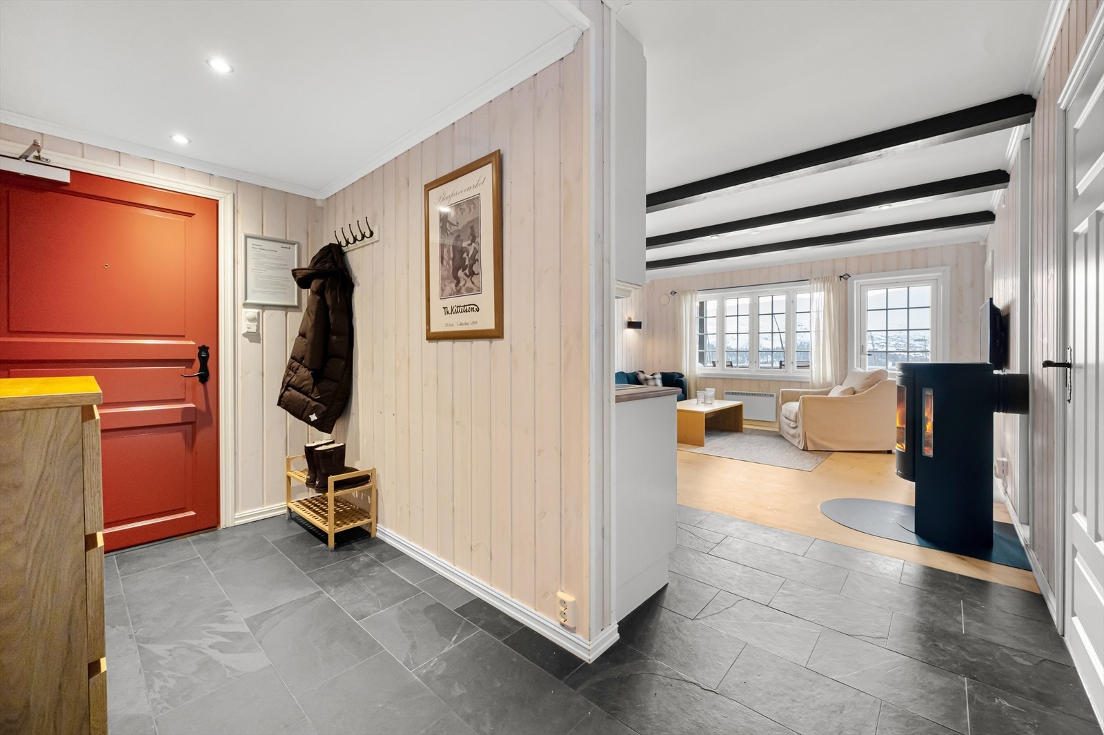 Meget innbydende entré med praktisk flislagt gulv og downlights i taket Galleribilde