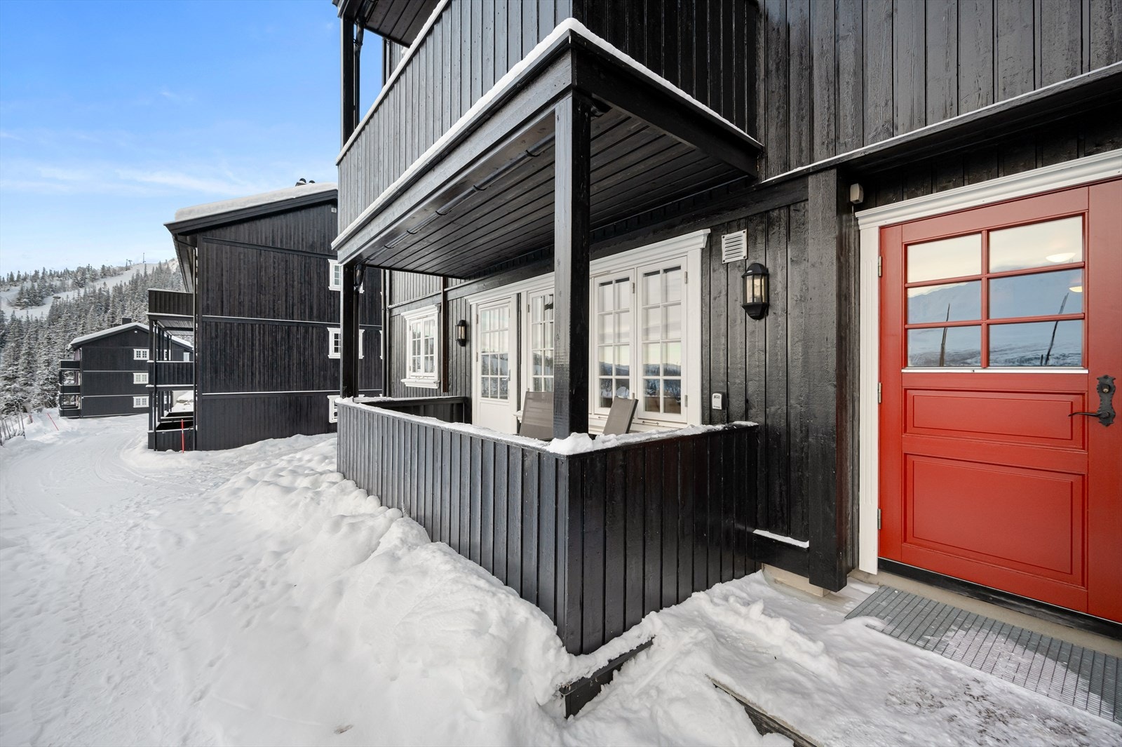 Leiligheten ligger fint til i byggets første etasje Galleribilde