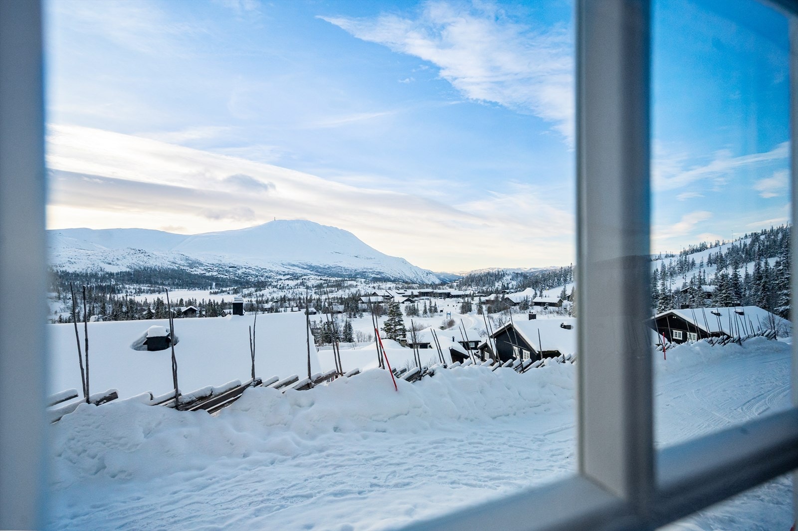 Spektakulær utsikt utover fjellet og Gaustatoppen. Galleribilde