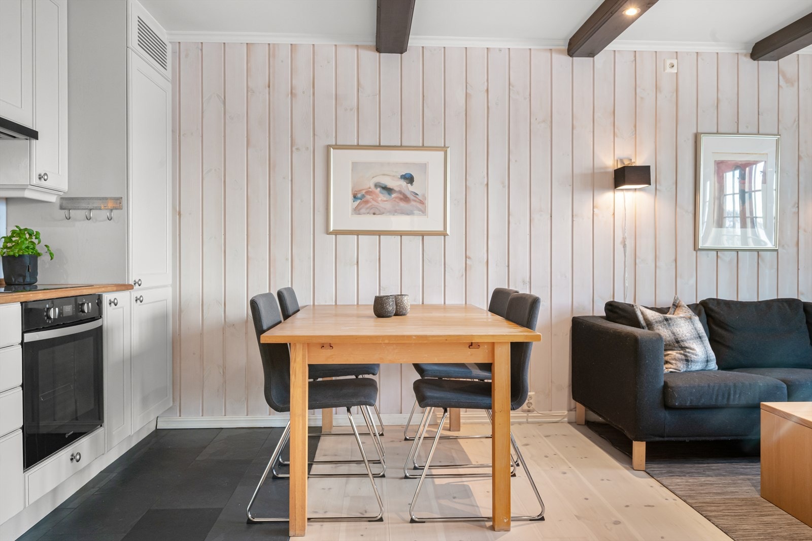 Det er god plass til et hyggelig spisebord, perfekt å invitere venner og familie på middag Galleribilde