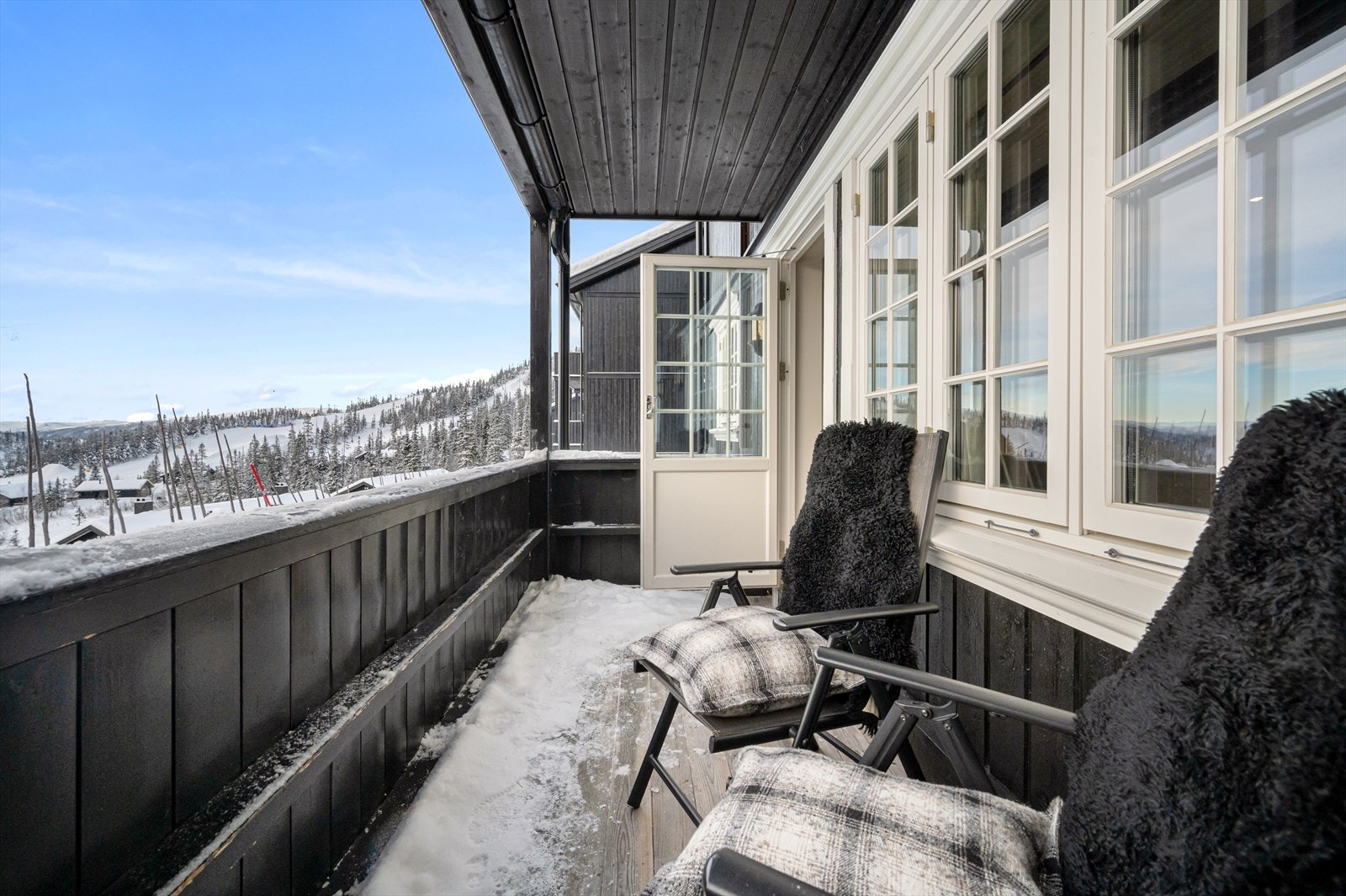 Her kan man ta en pust i bakken etter en lang dag i fjellet og nyte den fantastiske utsikten. Uteplassen vender mot sør/vest og har gode solforhold! Galleribilde