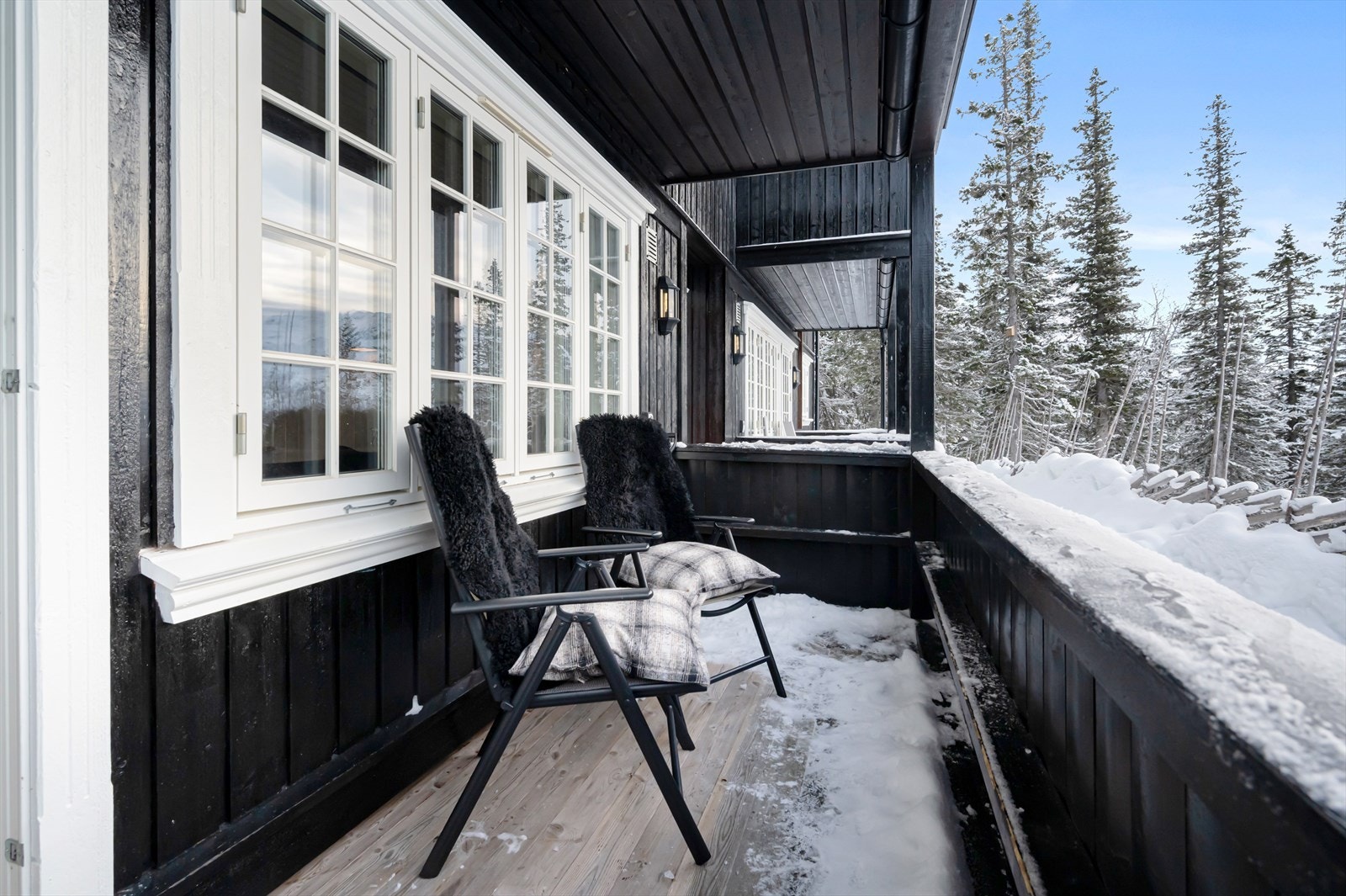 Fra stuen har du utgang til en herlig terrasse på 6m² Galleribilde