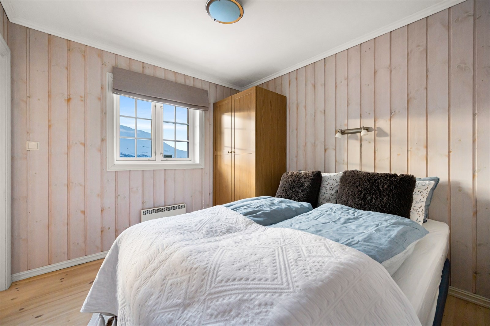 Her har man flott utsikt utover fjellet fra soveromsvinduet Galleribilde