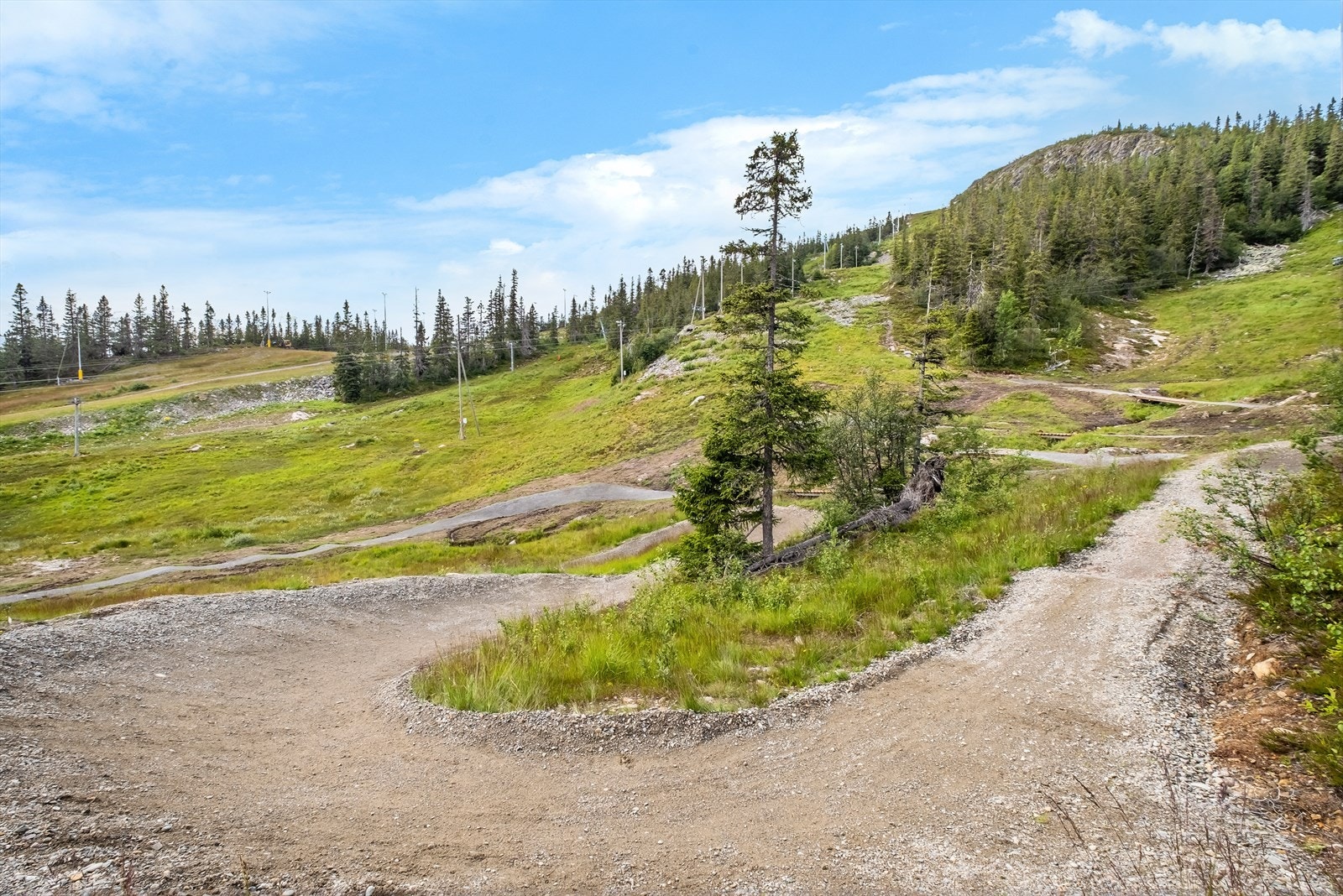 Gausta skisenter oppleves på sykkel i sommersesongen.jpg Galleribilde