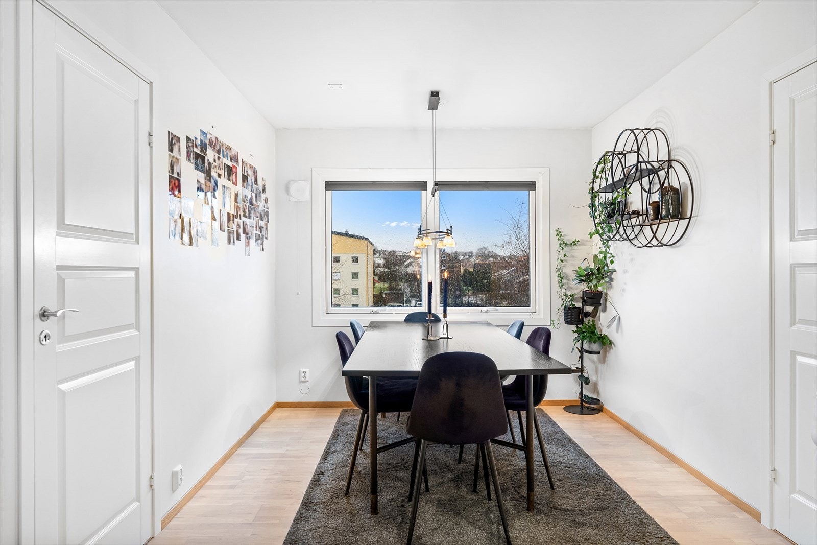 Spiseplass ved vinduet Galleribilde