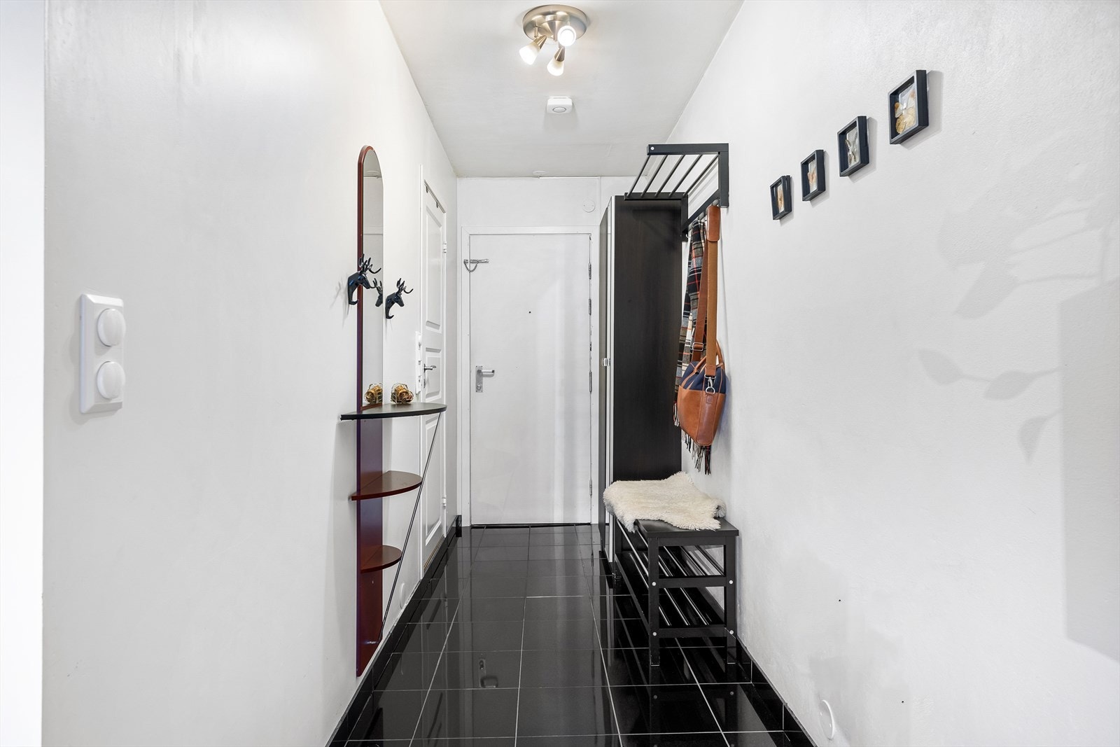 Flott flislagt entré Galleribilde