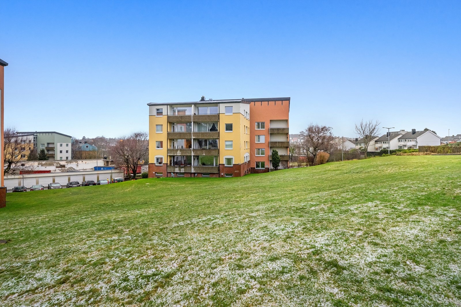 Byggets fasader skal fornyes ila de neste årene, se planer i salgsoppgaven Galleribilde