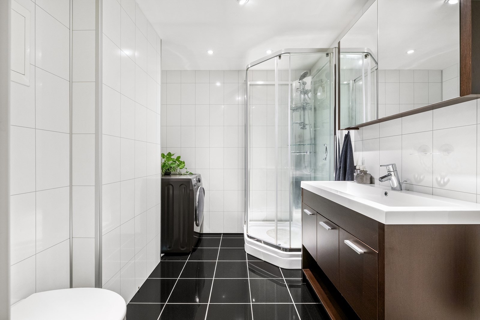 Lekkert bad/vaskerom Galleribilde