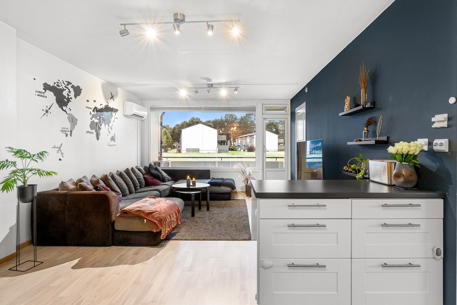 Leiligheten fremstår pen og moderne Galleribilde