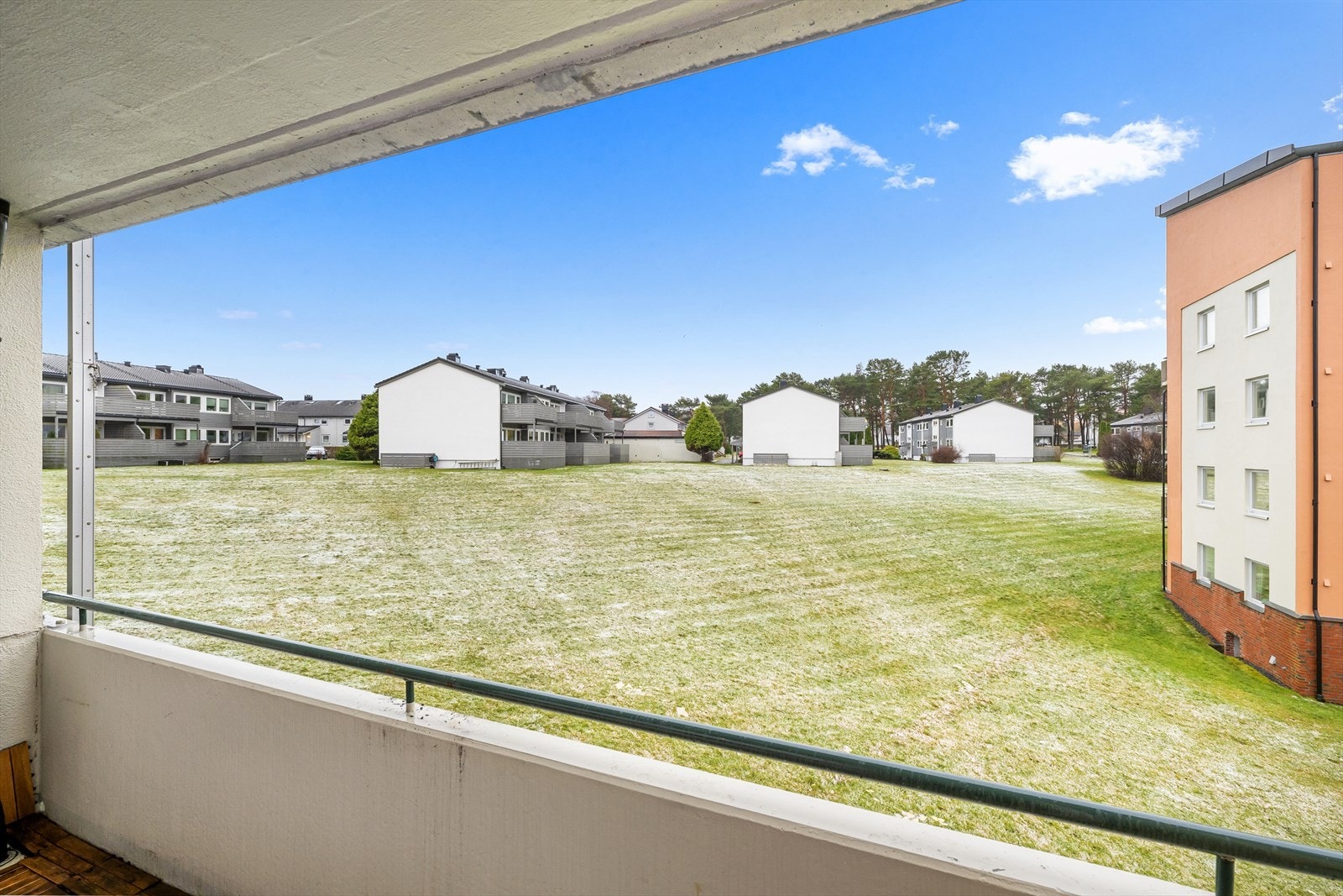 Utsikt fra balkong mot friområde Galleribilde