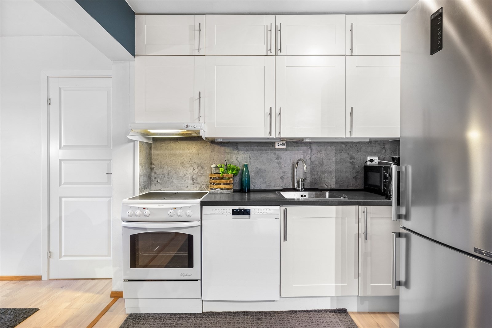 Flott kjøkken i hvit utførelse Galleribilde