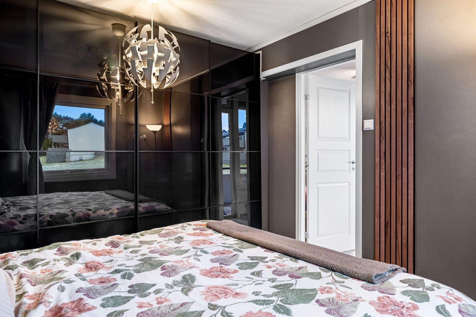 Hovedsoverom med stor skyvedørsgarderobe Galleribilde