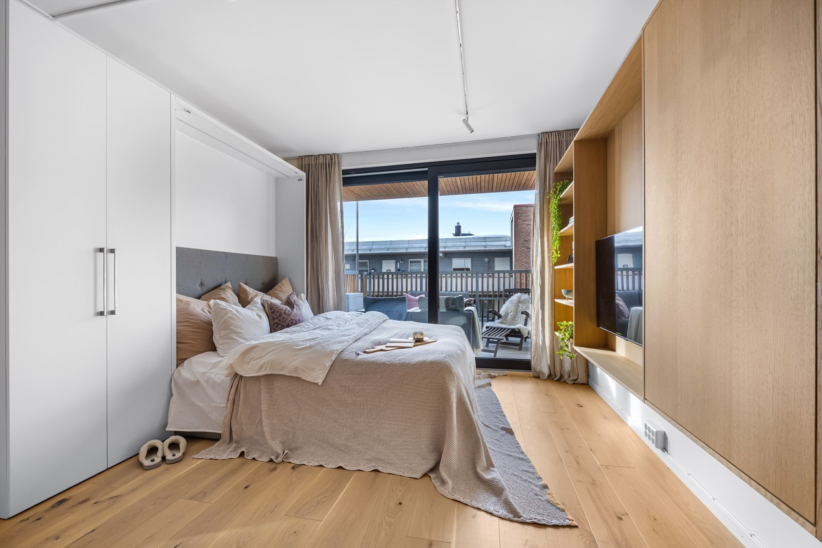 Plassbygget garderobeskap gir rikelig med oppbevaringsplass. Galleribilde