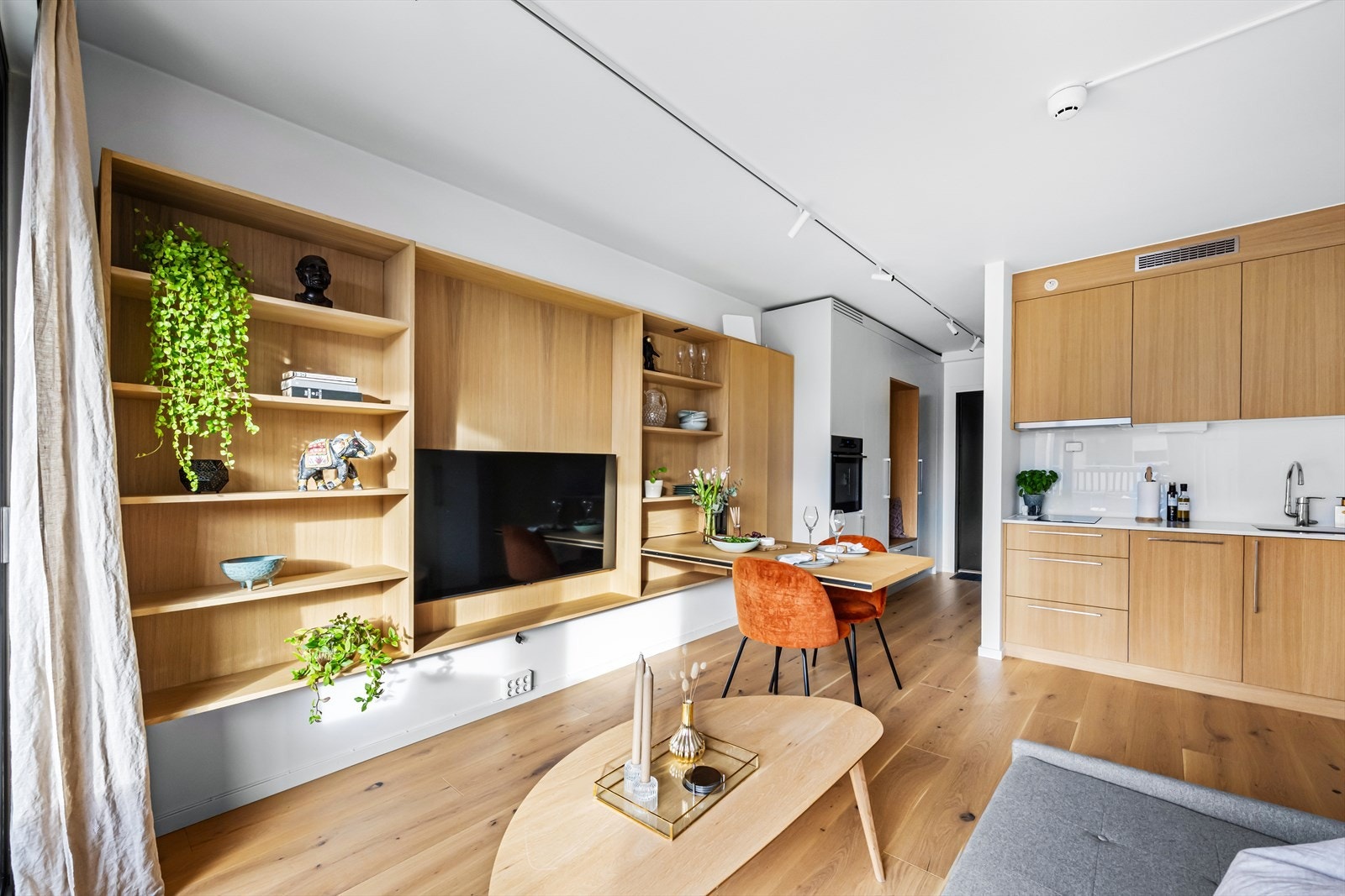 Moderne kjøkkeninnredning med glatte fronter og benkeplate av komposittsten. Galleribilde