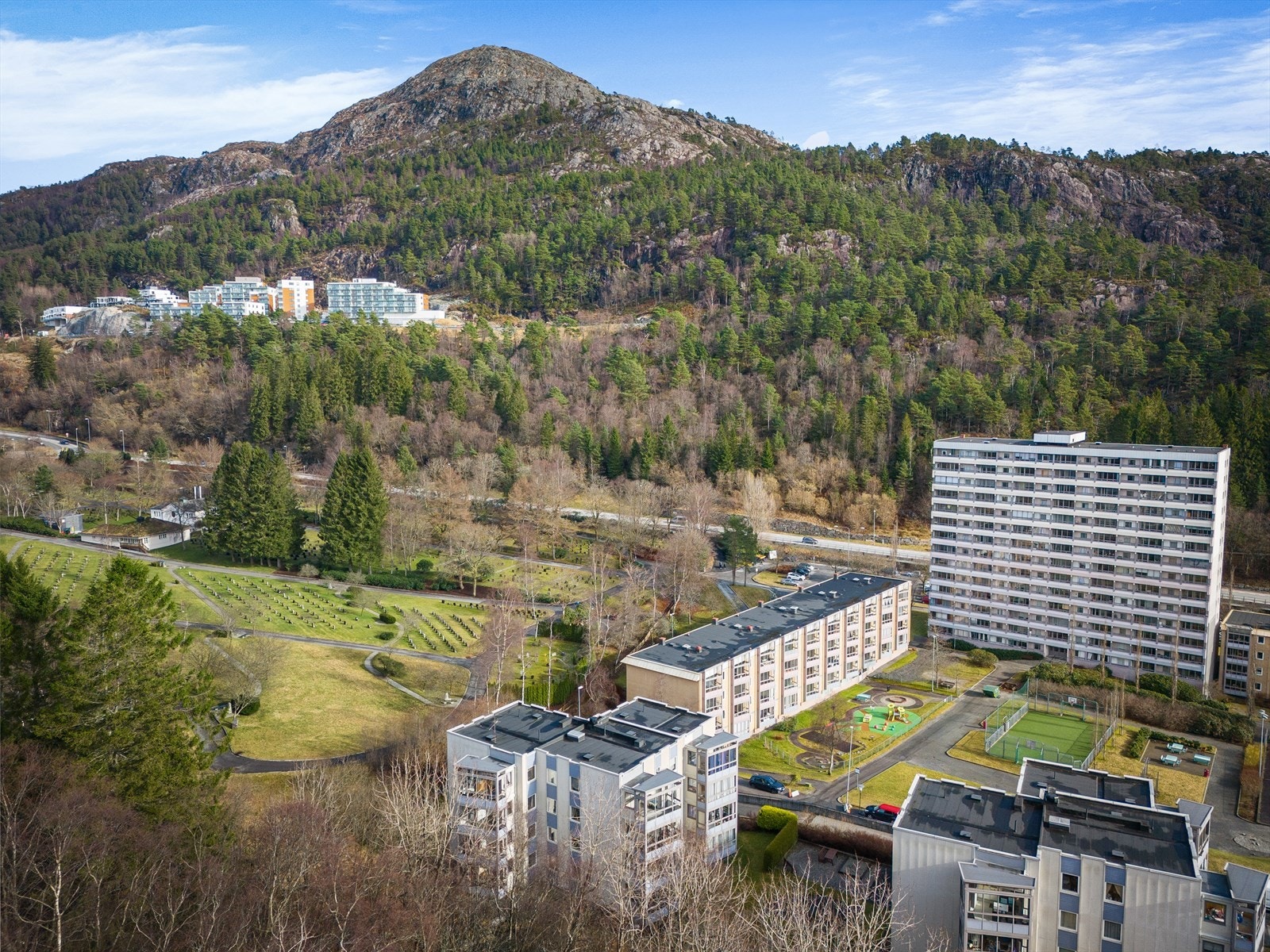 Stor 4-roms leilighet med solrik balkong og fast garasjeplass. Behov for oppussing/modernisering Galleribilde
