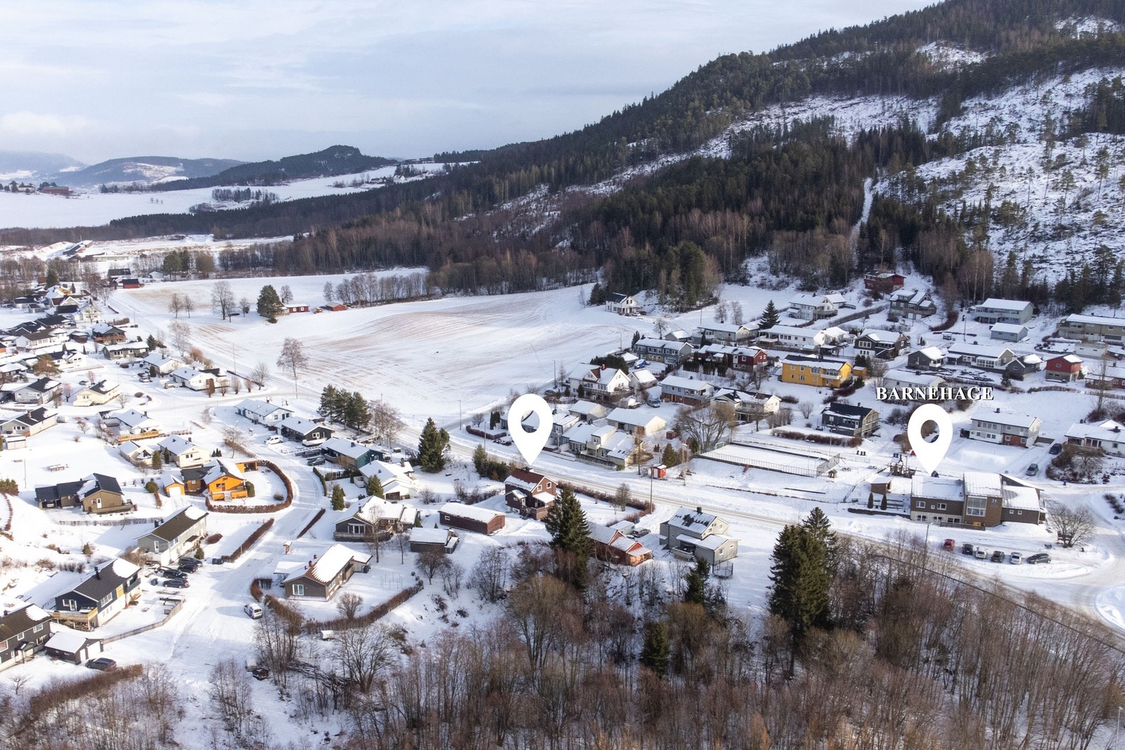 Barnehagen ligger kun et steinkast unna boligen, samt umiddelbar nærhet til lekeplass og turmuligheter som Oftenåsen. Galleribilde