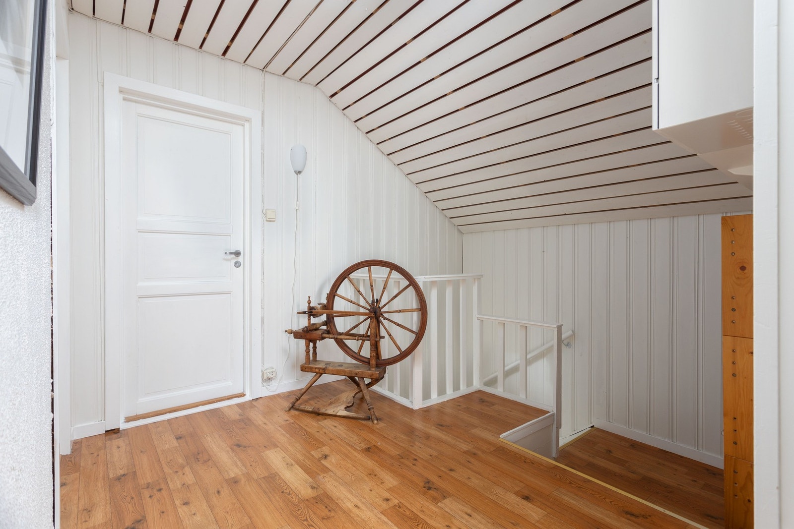 Gang i 2. etg - 12 kvm. Etasjen er innredet med tre soverom og bad Galleribilde