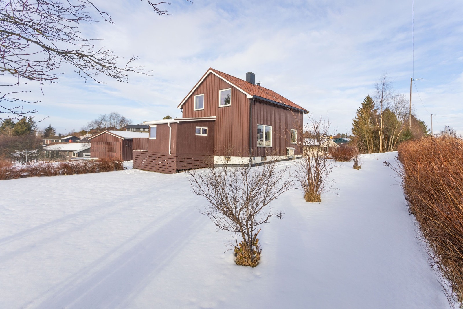 Beplantet med hekk, busker og trær. Galleribilde