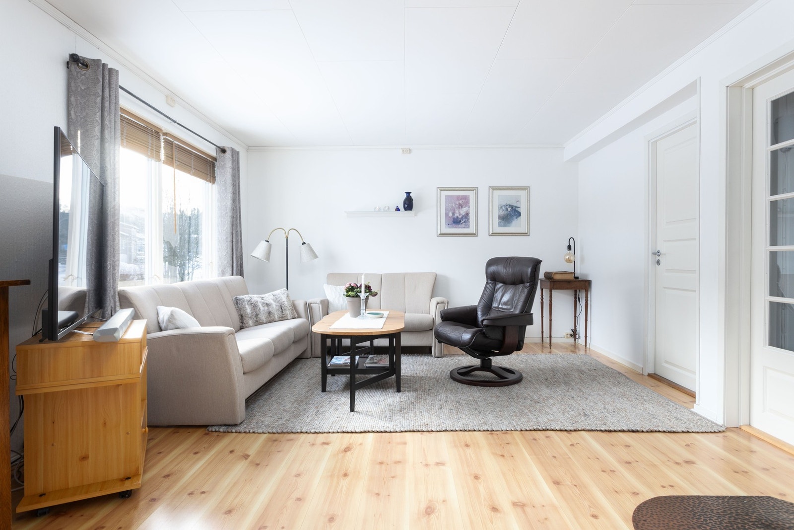 Lys, trivelig stue! Galleribilde