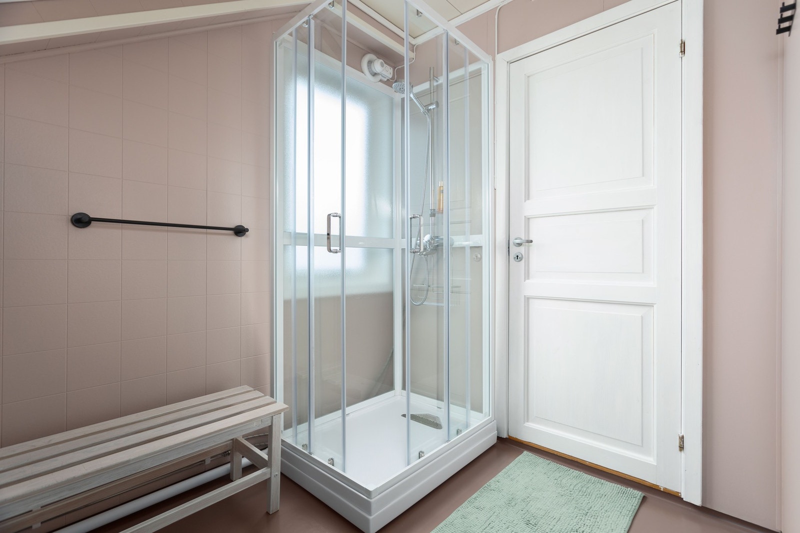 Dusjkabinett er satt inn i 2022 Galleribilde