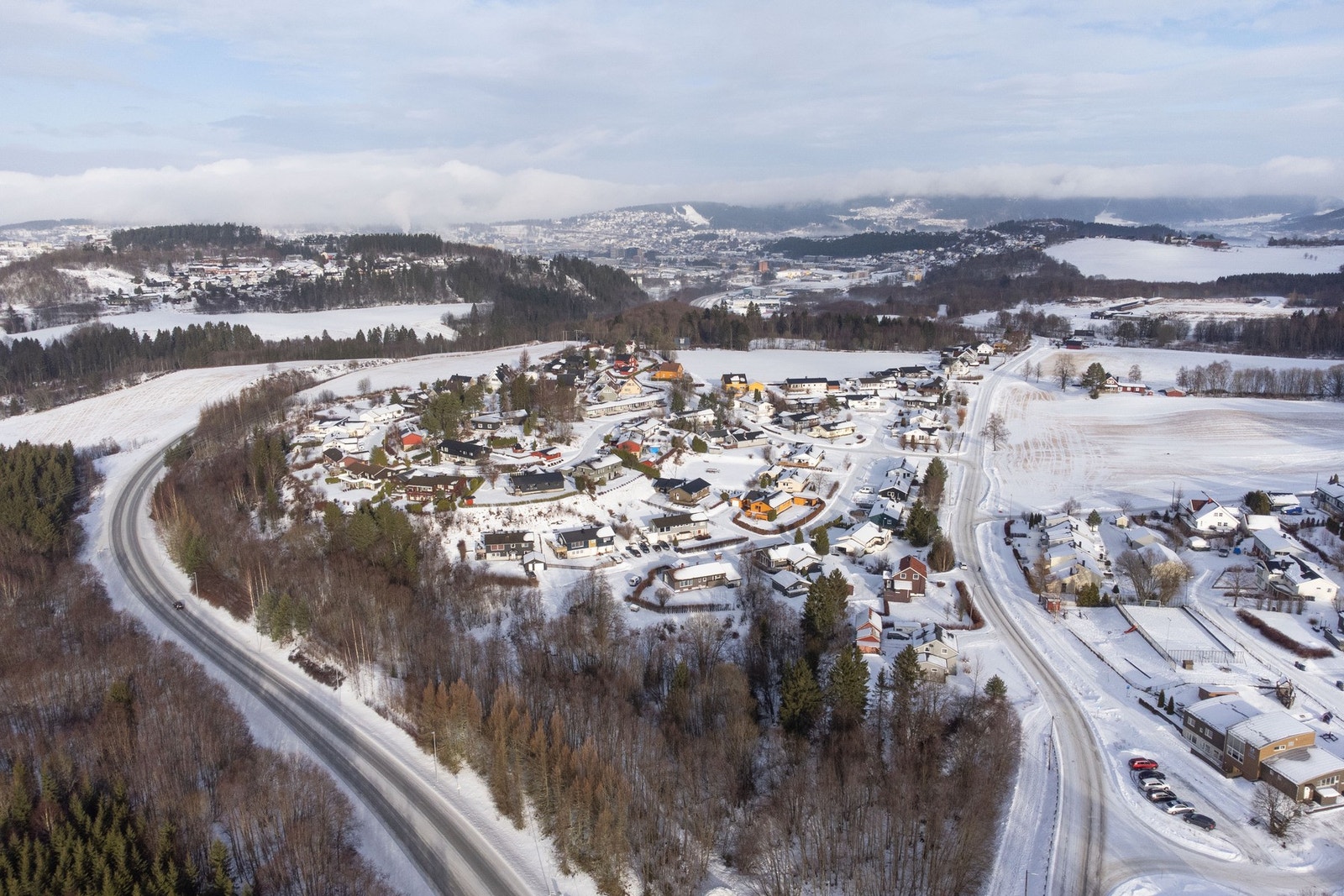 Fra Lerkehaugvegen er det fin gang- og sykkelveg til Steinkjer bysentrum med barnehager, barneskole, ungdomsskole, videregående skole, universitet, tog, buss, taxi og alle andre servicefasiliteter. Galleribilde
