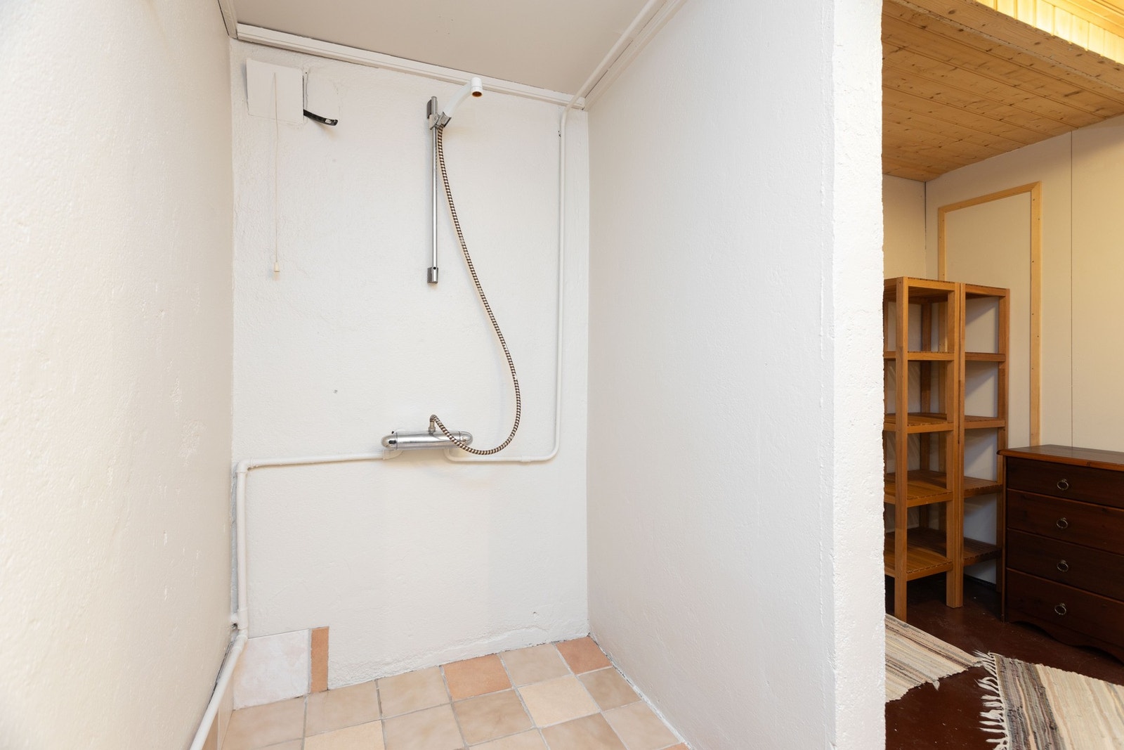 Kjeller. Badet er utstyrt med dusj, toalett og servant Galleribilde