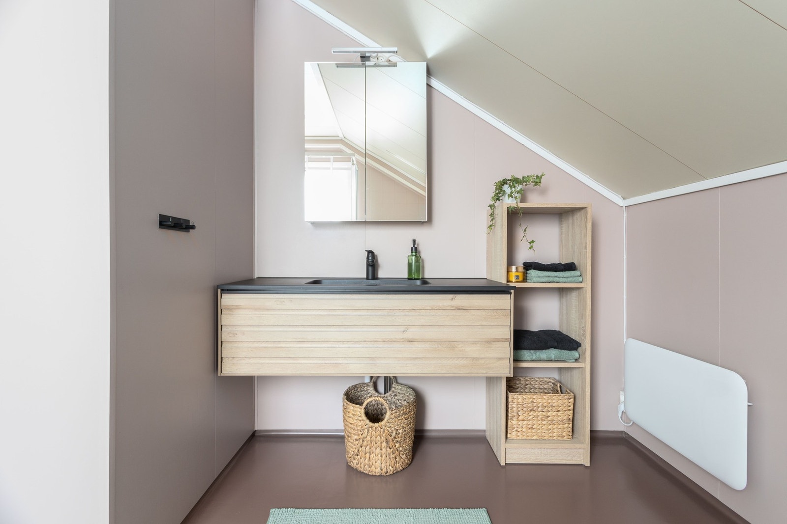 Bad - 6,5 kvm. Utstyrt med pen innredning, toalett og dusjkabinett Galleribilde