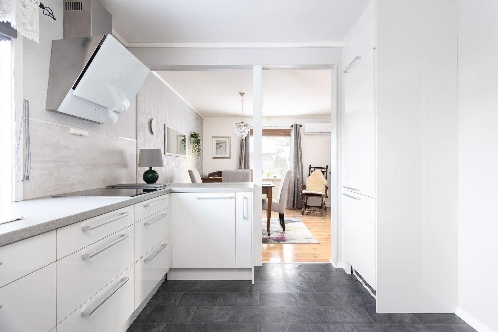 Praktisk og pen kjøkkenløsning Galleribilde